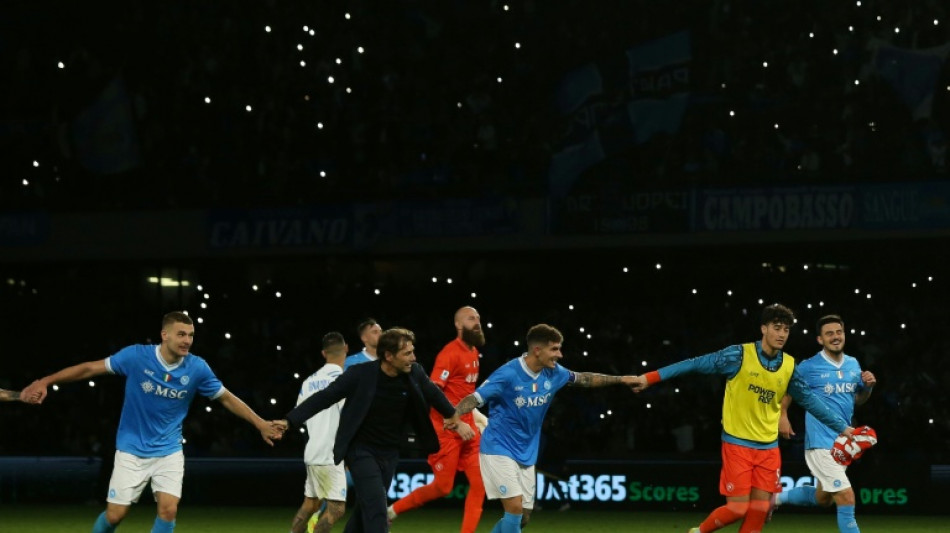 El N&aacute;poles solventa el escollo del Lecce para dormir l&iacute;der de la Serie A