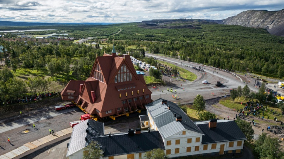  Tausende Schaulustige: Berühmte Kirche in schwedischer Bergbaustadt Kiruna zieht um 