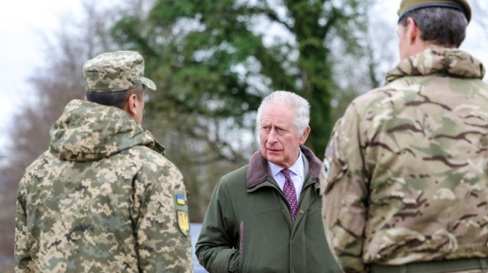 Carlos III expresa su  "admiraci&oacute;n" por los militares ucranianos que se forman en Inglaterra