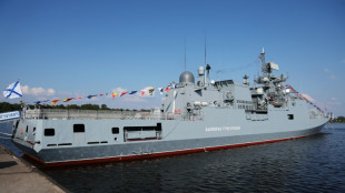 Tirs de semonce d'un navire de guerre russe sur un voilier dans la Manche