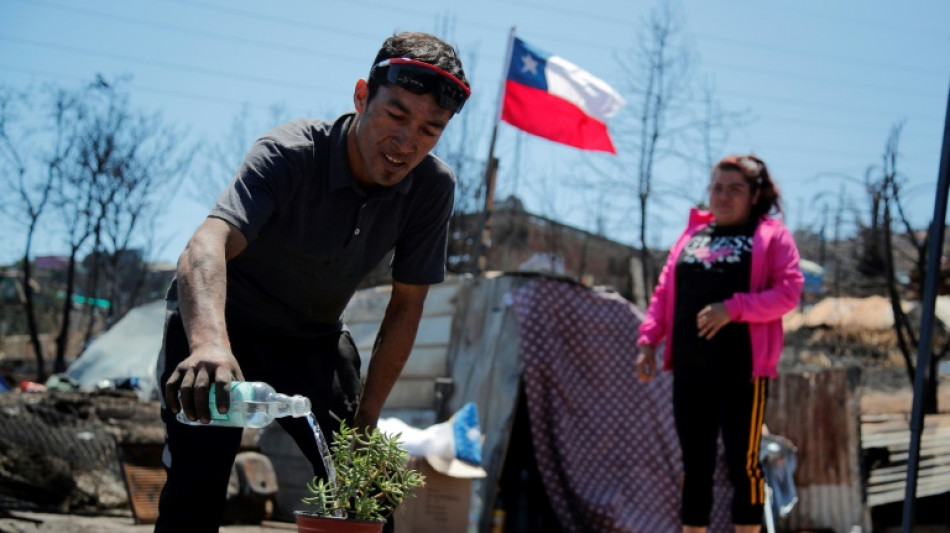 Chilenos rearman sus hogares en los mismos barrios consumidos por los incendios