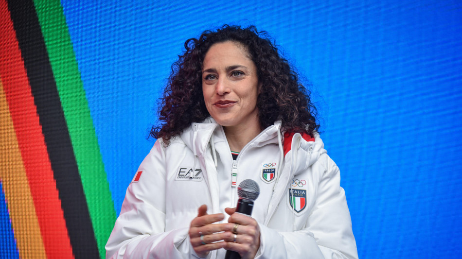  Milano Cortina: alfieri azzurri riconsegnano la bandiera a Mattarella 