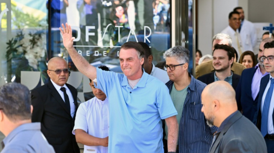 Bolsonaro deixa hospital três semanas após cirurgia abdominal