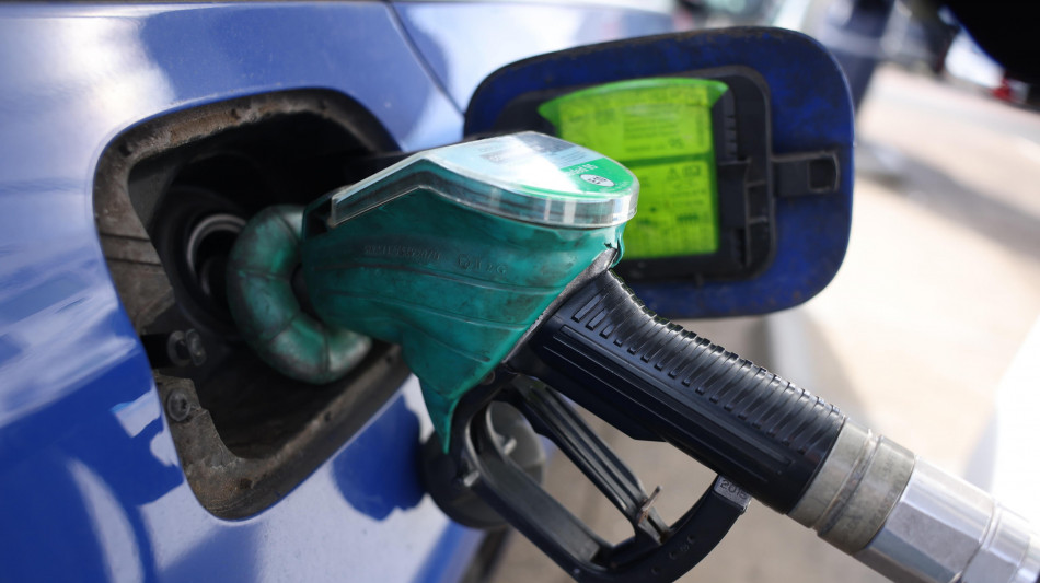 Mimit, benzina self a 1,934 euro, gasolio a 2,026 euro