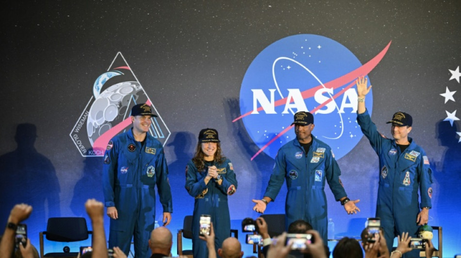 De retour de la Lune, l'&eacute;quipage d'Art&eacute;mis II appelle &agrave; l'unit&eacute; sur Terre