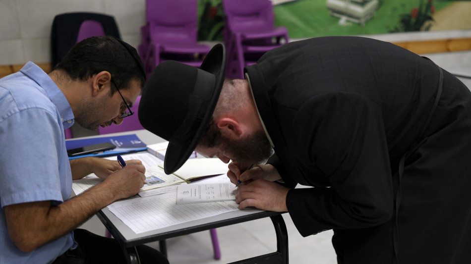  Scrutinio delle urne terminato, 53 seggi al blocco Netanyahu, 48 a blocco Eisenkot 
