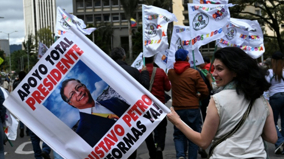 Milhares marcham e fazem bloqueios na Col&ocirc;mbia em apoio a reformas de Petro