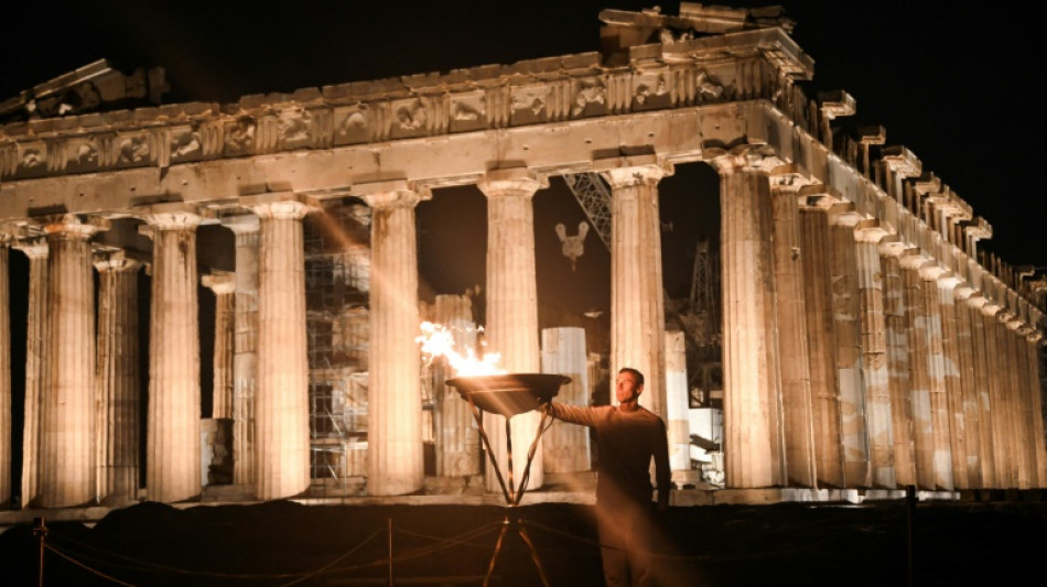 Grecia entrega la llama ol&iacute;mpica a los organizadores de Par&iacute;s-2024