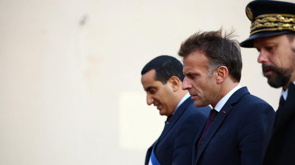  Macron sul luogo della strage a Trappes, 'attentato razzista' 