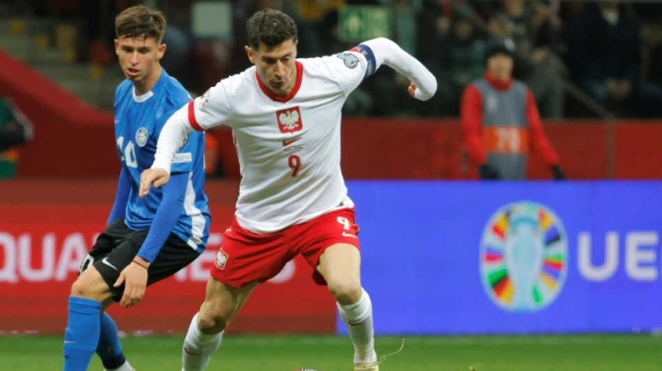 Pol&ocirc;nia goleia Est&ocirc;nia e fica a um passo da Eurocopa