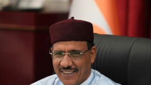 Niger president 'detained' by guards, army warns of attack