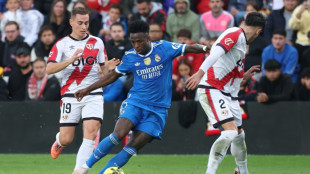 Real Madrid fica no 0 a 0 com Rayo Vallecano mas segue l&iacute;der isolado do Espanhol