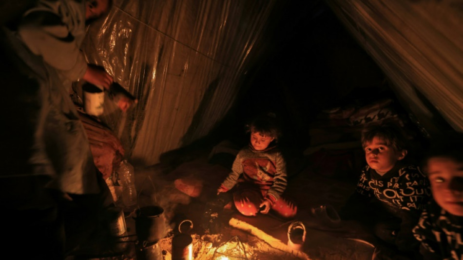 En precarias carpas, los desplazados de Gaza luchan contra el fr&iacute;o quemando pl&aacute;sticos