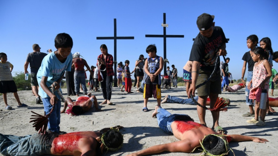  Filipinos acuden en masa a la crucifixi&oacute;n del Viernes Santo pese a un combustible por las nubes 