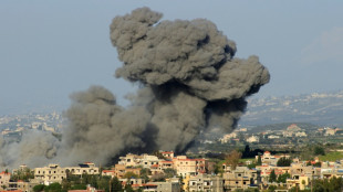 Liban: trois morts dans une frappe isra&eacute;lienne, le Hezbollah lance des roquettes