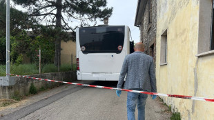 Bloccato l'uomo che ha aggredito la moglie a martellate su un bus