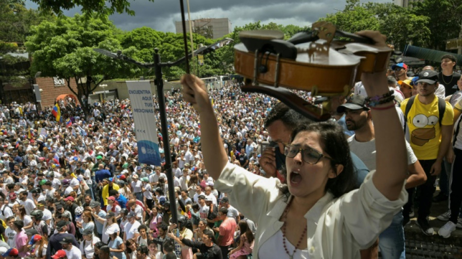 La pression s'accro&icirc;t sur le Venezuela apr&egrave;s un scrutin contest&eacute; dans la rue 