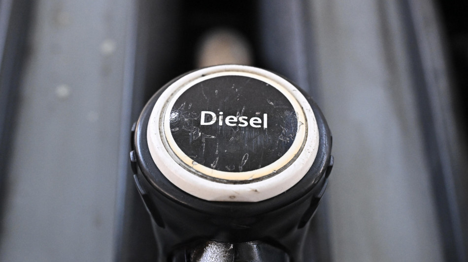  Mimit, prezzo medio self benzina scende a 1,997 euro al litro, gasolio a 2,097 euro 