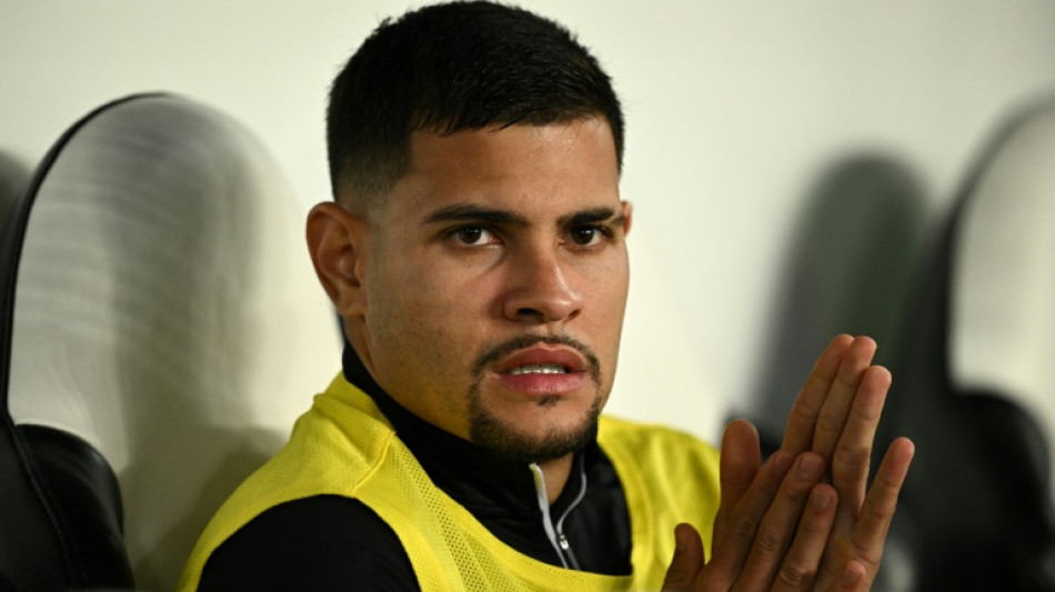Guimaraes signs new contract with Newcastle 