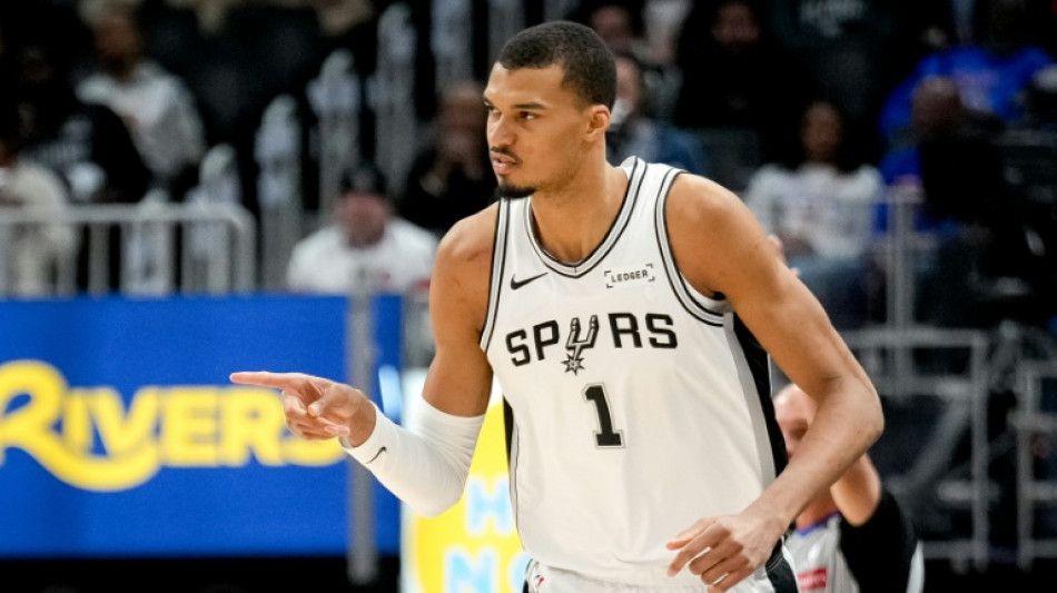  Spurs overpower Pistons in clash of NBA's form teams 