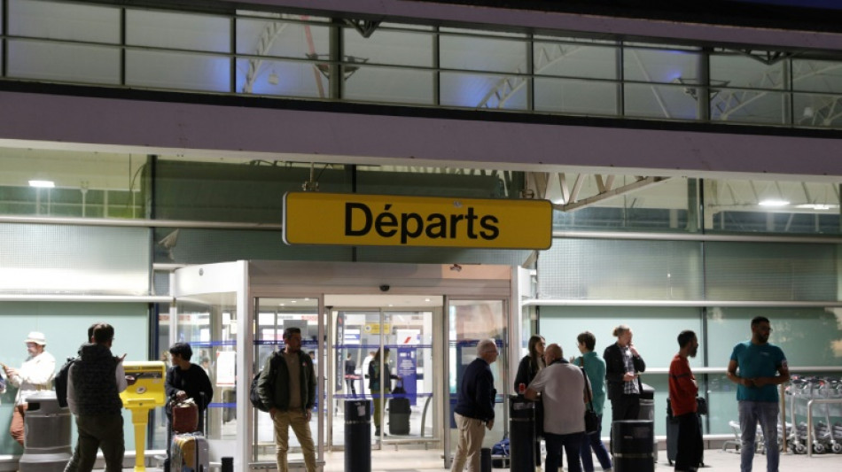 En Corse, a&eacute;roports et ports bloqu&eacute;s sur fond de tensions entre l'Etat et les &eacute;lus locaux