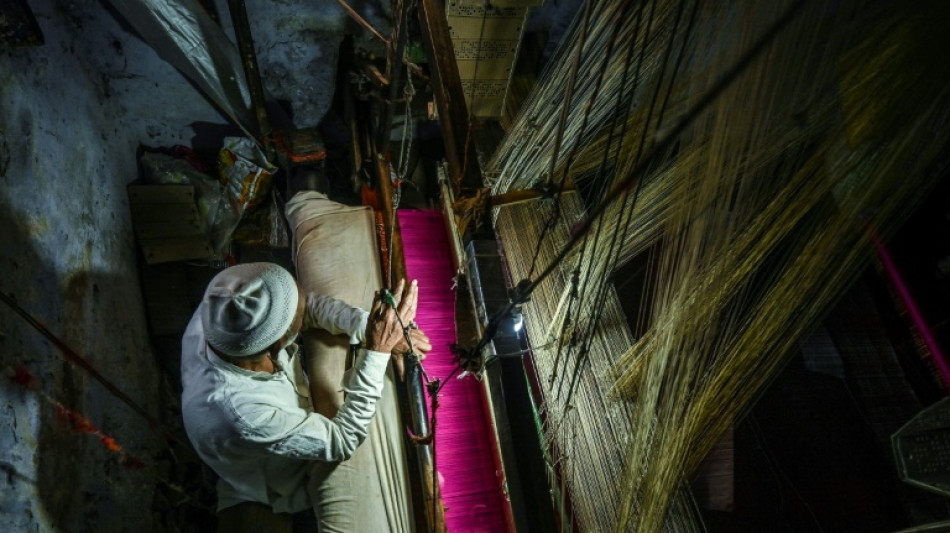 En Inde, le tissage traditionnel des saris de Varanasi ne tient plus qu'à un fil