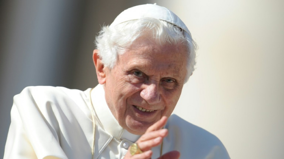 Hommage du pape au "bien-aim&eacute;" Beno&icirc;t XVI devant les fid&egrave;les place Saint-Pierre