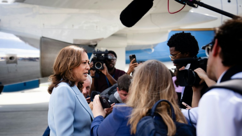 Harris en meeting en Atlanta aux c&ocirc;t&eacute;s d'une rappeuse star