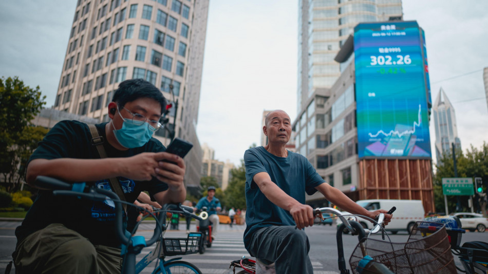 Borsa: Hong Kong apre positiva, Shanghai in calo