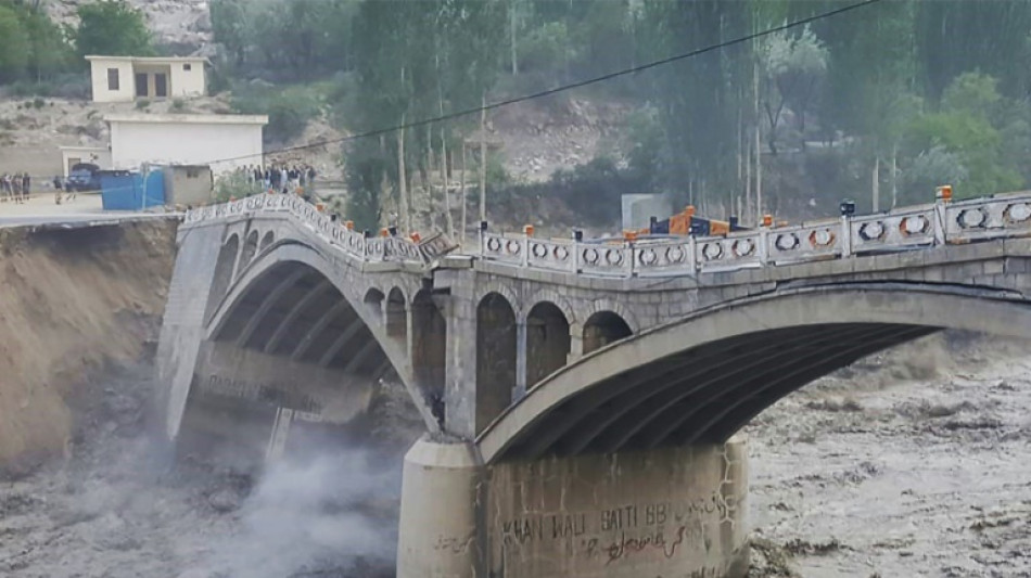 Inundaci&oacute;n repentina provoca derrumbe de un puente en el norte de Pakist&aacute;n
