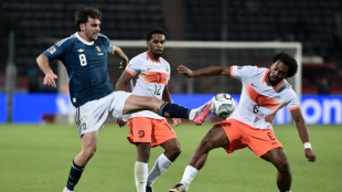 Com gol no fim, sele&ccedil;&atilde;o holandesa arranca empate com Gr&eacute;cia na Liga das Na&ccedil;&otilde;es