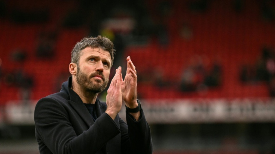  Carrick unfazed by Rooney support for Man Utd job 