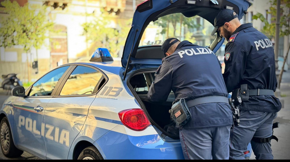 Schiacciato da un muletto in un'azienda di logistica, morto operaio