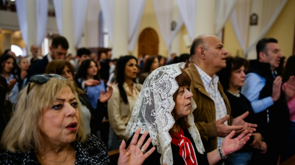  Crist&atilde;os libaneses celebram P&aacute;scoa em solidariedade com o sul em guerra 