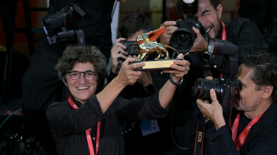  Clooney turns AFP photographer in jokey red carpet switch 