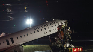 Aeropuerto LaGuardia de Nova York fecha ap&oacute;s colis&atilde;o fatal entre avi&atilde;o e caminh&atilde;o na pista