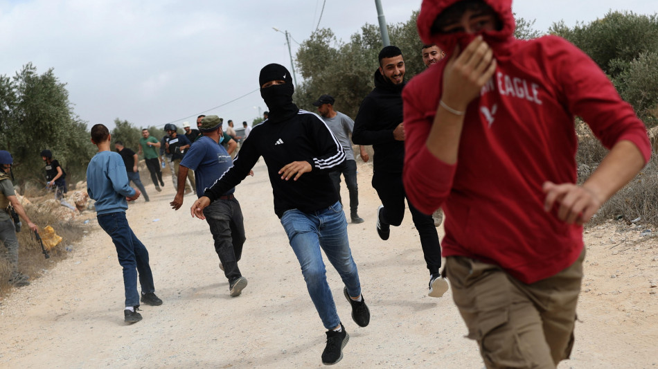  Coloni israeliani aggrediscono diplomatici europei a Taybeh in Cisgiordania 