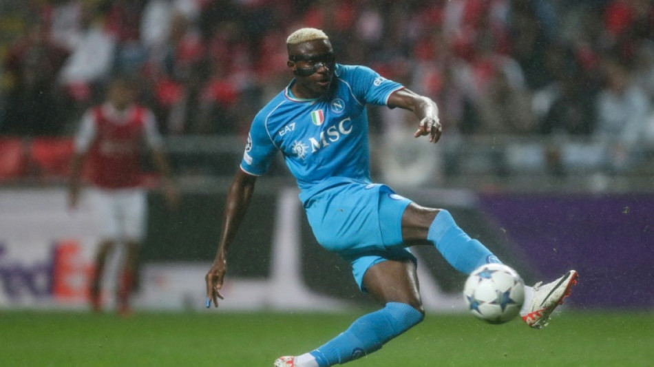 Afastado h&aacute; quase um m&ecirc;s por les&atilde;o, Osimhen volta aos treinos do Napoli