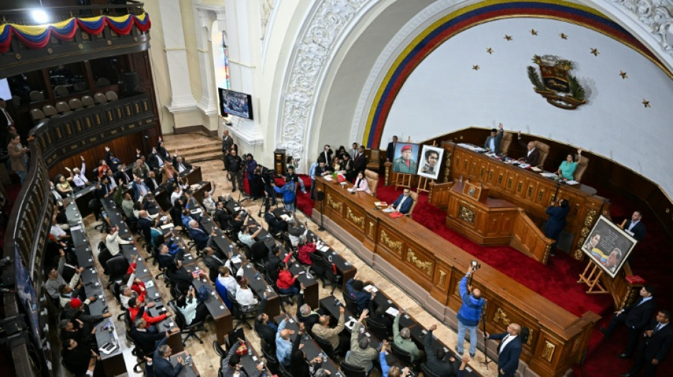 Chavistas entoam lema em apoio a Maduro na posse do novo Parlamento da Venezuela