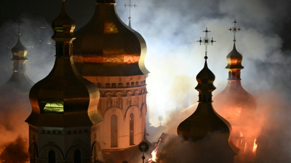  Ukrainische Regierung: Neun Tote und Kathedralenbrand in Kiew bei russischen Angriffen 