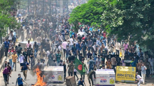 Bangladesh: 32 morts dans les violences, la cha&icirc;ne de t&eacute;l&eacute;vision d'&Eacute;tat en feu
