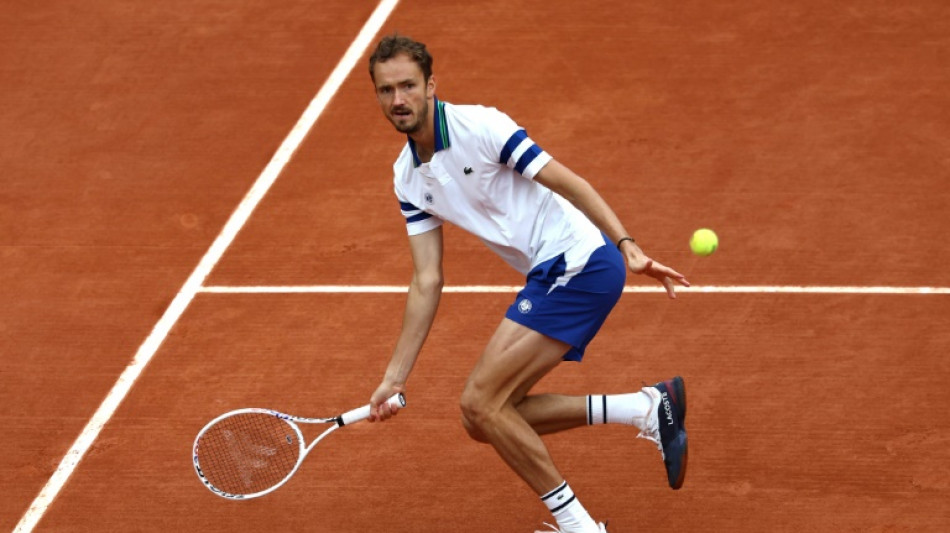 Medvedev vai &agrave; 3&ordf; rodada de Roland Garros ap&oacute;s abandono de Kecmanovic