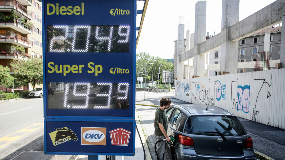  Prezzo petrolio in calo, Wti scambiato a 75,34 dollari 