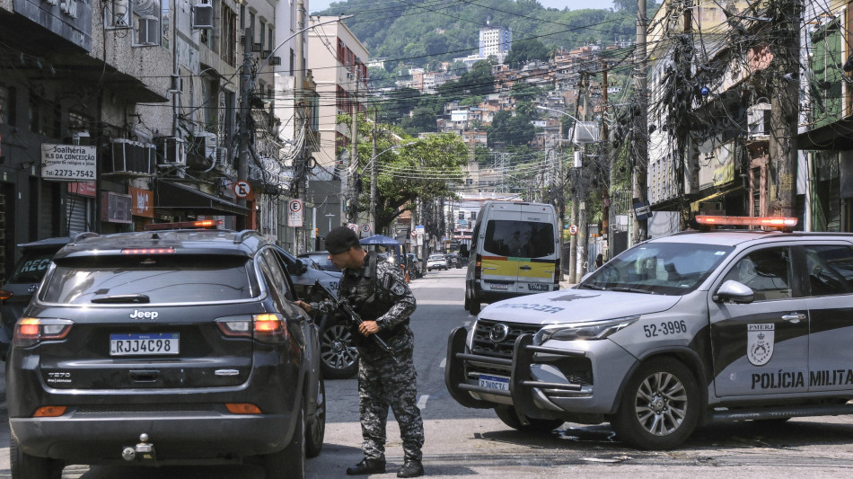  Blitz anti-narcos in favela a Rio, turisti bloccati durante la sparatoria 