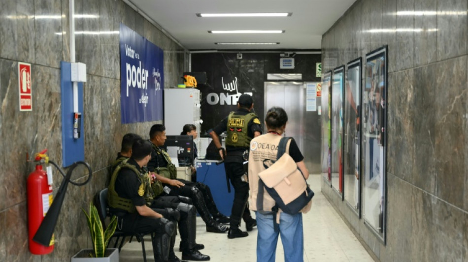  Pr&eacute;sidentielle au P&eacute;rou : police et enqu&ecirc;teurs au si&egrave;ge de l'organe &eacute;lectoral apr&egrave;s des retards 