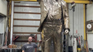 Mega statua dorata di Trump svelata nel suo resort di Miami