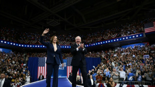 "Regain d'espoir" chez les d&eacute;mocrates au premier meeting de Kamala Harris et Tim Walz