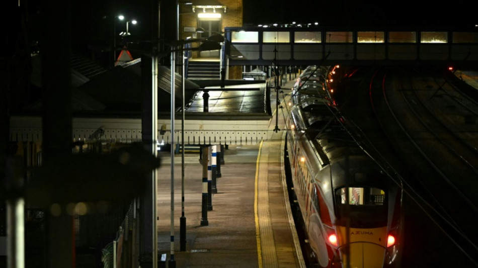 Reino Unido descarta motiva&ccedil;&atilde;o terrorista no ataque com faca que deixou 10 feridos em um trem