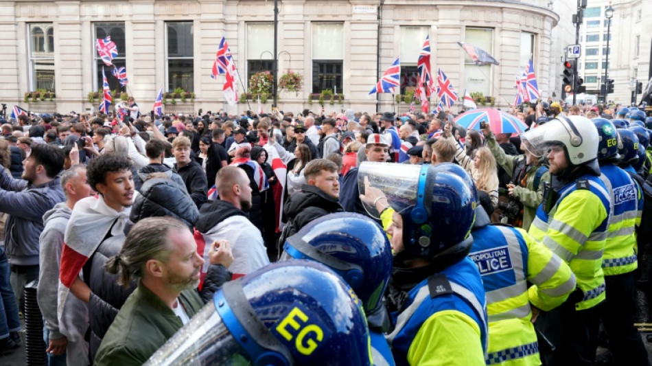  Clashes with police after up to 150,000 gather at far-right UK rally 