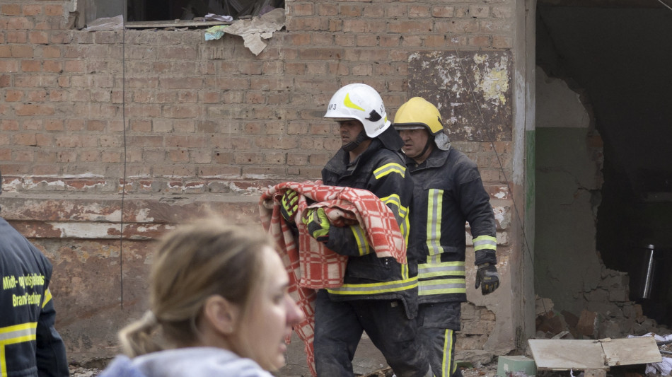  Sale a 24 morti il bilancio dei raid russi in Ucraina 
